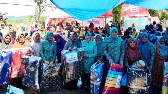 TP-PKK-menyalurkan-bantuan-logistik-ke-Aceh-Tamiang.jpg