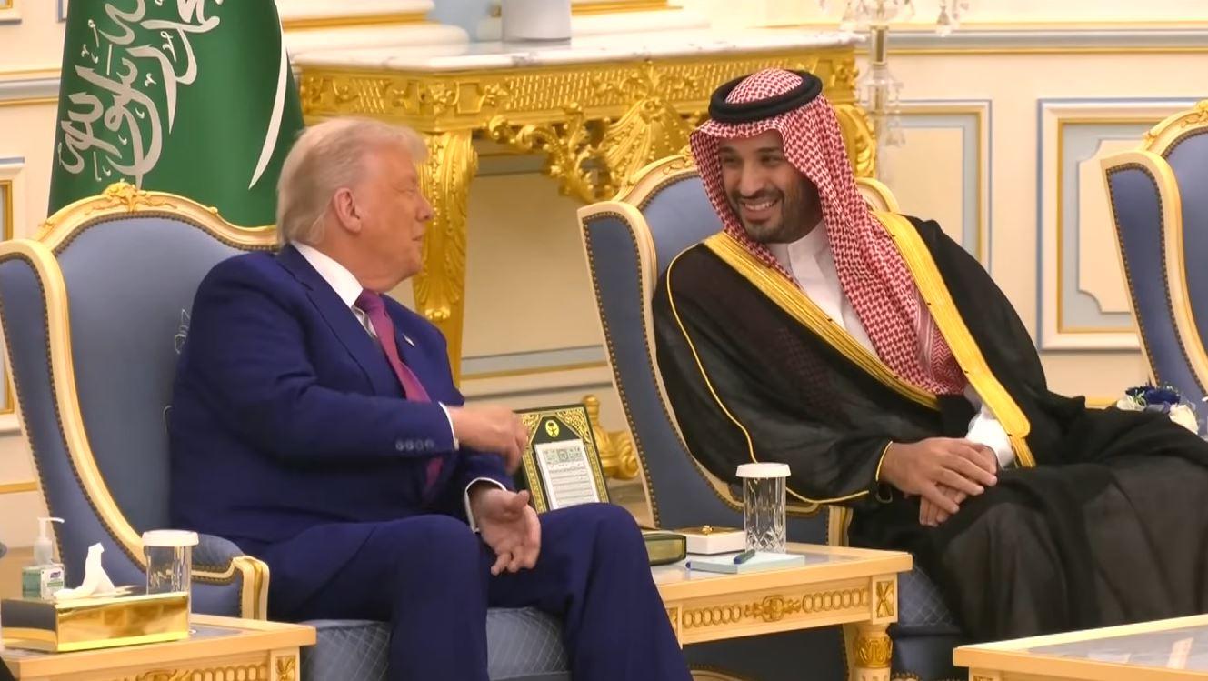 TRUMP DAN MBS - Tangkap layar YouTube The White House, memperlihatkan pertemuan antara Presiden AS Donald Trump dan Putra Mahkota Arab Saudi Mohammed bin Salman (MBS) di Riyadh, Arab Saudi pada 13 Mei 2025. AS akan menjual jet tempur canggih F-35 kepada Arab Saudi, penjualan ini bukanlah langkah biasa.