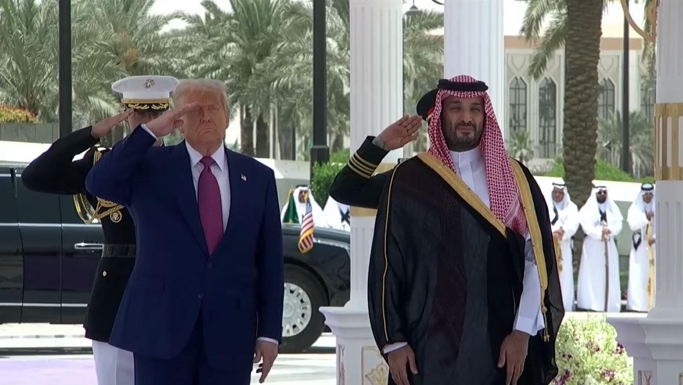 TRUMP DAN MBS - Tangkap layar YouTube The White House, memperlihatkan pertemuan antara Presiden AS Donald Trump dan Putra Mahkota Arab Saudi Mohammed bin Salman (MBS) di Riyadh, Arab Saudi pada 13 Mei 2025. AS akan menjual jet tempur canggih F-35 kepada Arab Saudi, penjualan ini bukanlah langkah biasa.