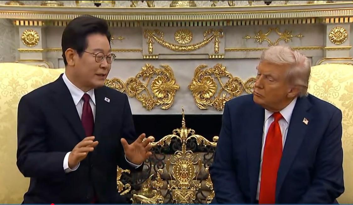TRUMP-KOREA-SELATAN-Trump-saat-menyambut-kedatangan-Lee-Jae-Myung.jpg