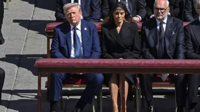 TRUMP-MELANIA-PEMAKAMAN-PAUS.jpg
