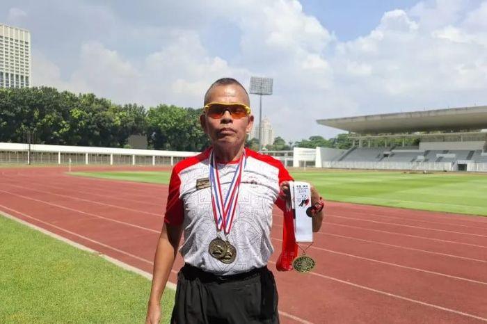 TUNJUKKAN-MEDALI-AKBP-Ockben-Saor-Sinaga-menunjukkan-sejumlah-medali.jpg
