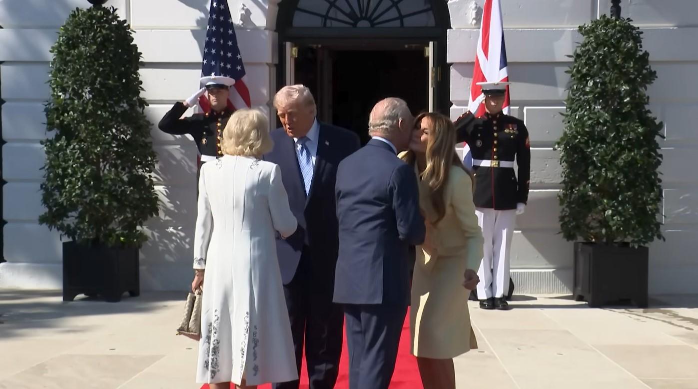 KUNJUNGAN RAJA CHARLES - Tangkap layar YouTube The White House 28 April 2026, memperlihatkan Presiden AS Donald Trump dan Ibu Negara Melania menyambut kedatangan Raja dan Ratu Inggris di Gedung Putih, Senin 27 April 2026. Tak lama setelah menyambut Raja Charles III dan Ratu Camilla, Trump sudah melanggar protokol kerajaan.