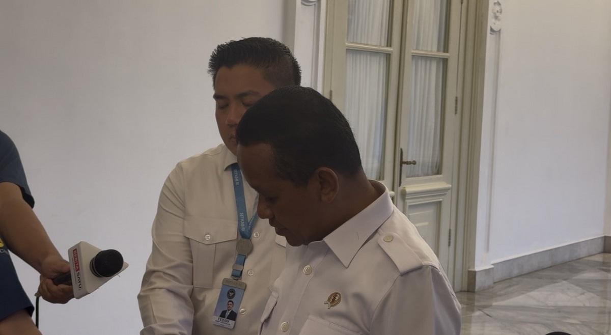 Momen Seskab Teddy Beri Catatan Kepada Bahlil Saat Pengumuman RI Dapat Pasokan Minyak dari Rusia