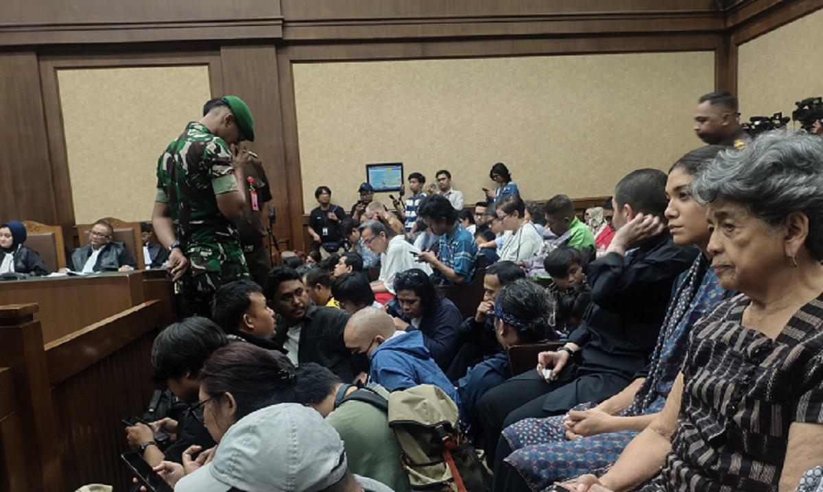 Hakim Tegur 3 Anggota TNI Saat Sidang Nadiem Makarim: Jangan Berdiri di Situ, Mengganggu Kamera