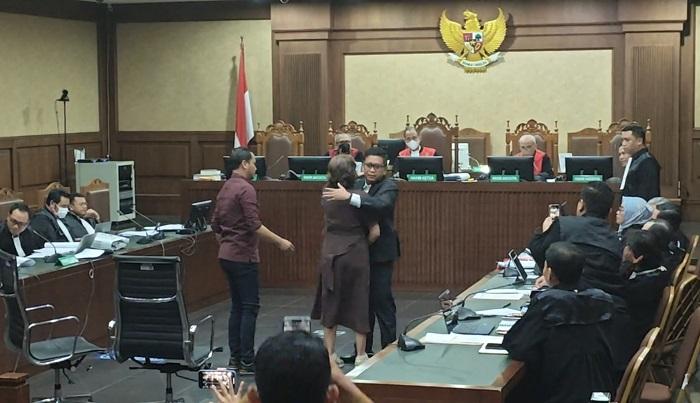 Terdakwa-Hasto-Kristiyanto-dan-saksi-Agustiani-Tio-berpelukan-321.jpg