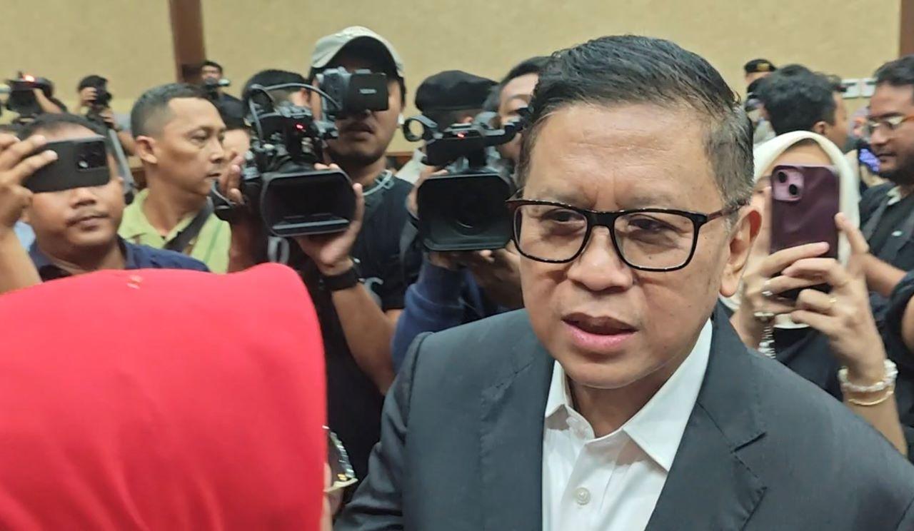 Terdakwa-Sekjen-PDIP-Hasto-Kristiyanto-usai-menjalani-sidang-pembacaan-surat-tuntutan.jpg