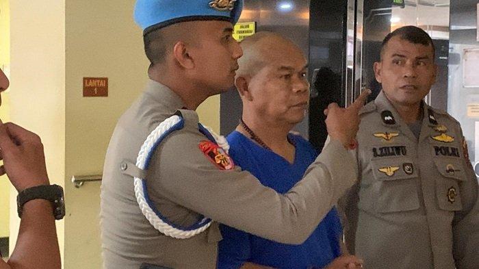 Tersangka-AKP-Dadang-Iskandar-terlihat-memakai-baju-tahanan.jpg