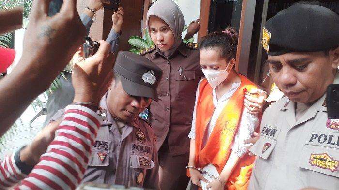 Tersangka-Fani-dikawal-ketat-jaksa-dan-polisi-menuju-ke-mobil-tahanan.jpg