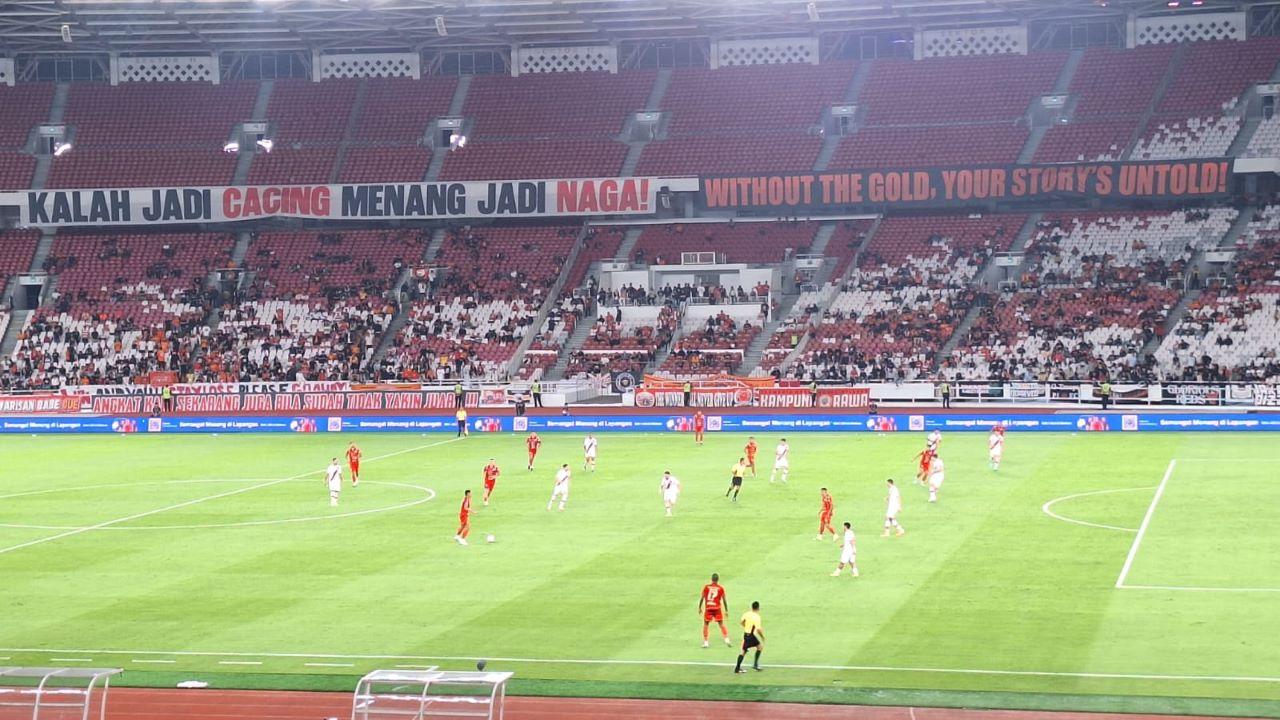 The-Jakmania-bentangkan-spanduk-kritik-Persija-Jakarta-menjamu-Persis-Solo-SUGBK.jpg
