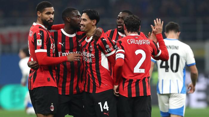 Tijjani-Reijnders-bersama-pemain-AC-Milan-melakukan.jpg