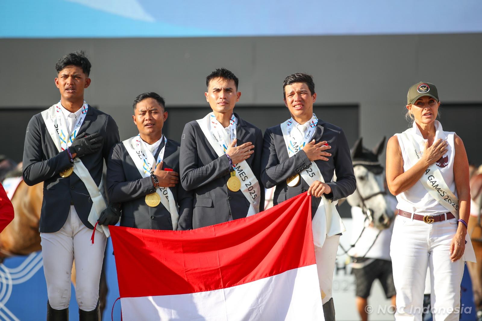 Tim-Equestrian-Indonesia-menyanyikan-lagu-kebangsaan.jpg