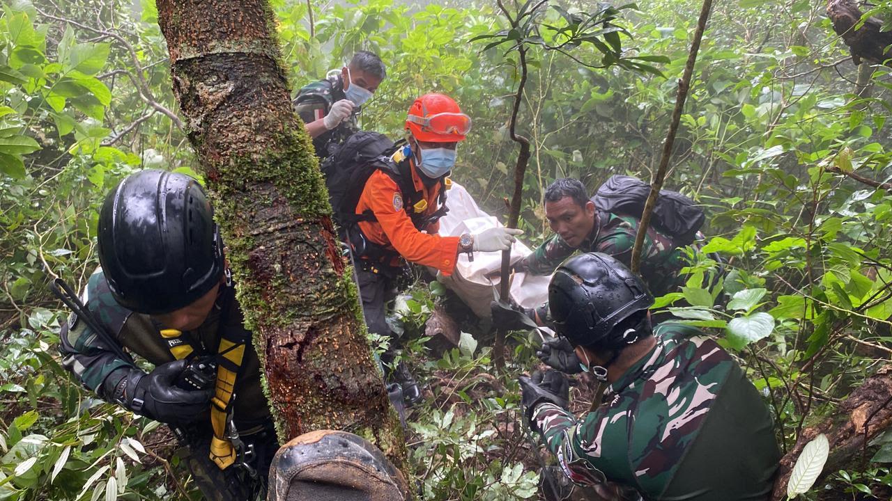30 Jam Bersama Jenazah Pesawat ATR, Tim SAR Bertahan di Lereng Longsor
