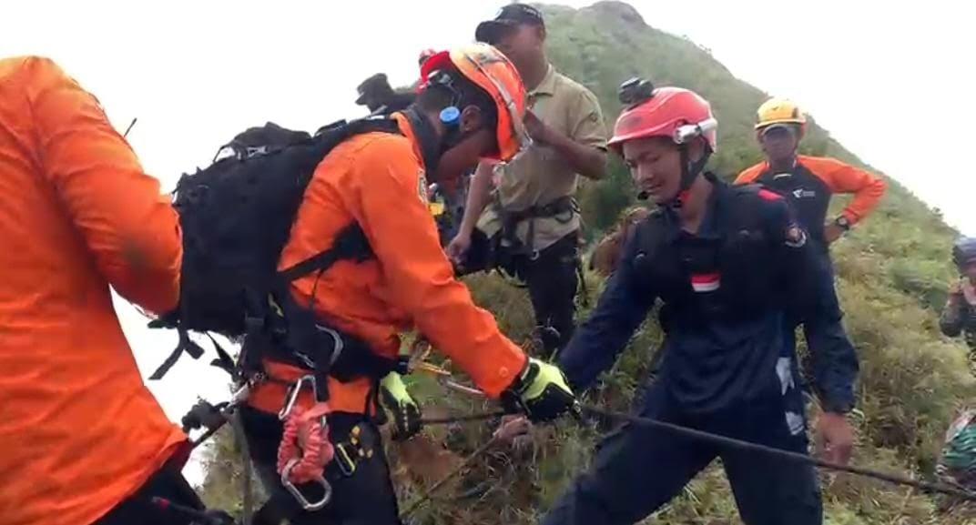 Tim-SAR-evakuasi-korban-pesawat-ATR-42-500-di-jurang-Gunung-Bulusaraung-Pangkep.jpg