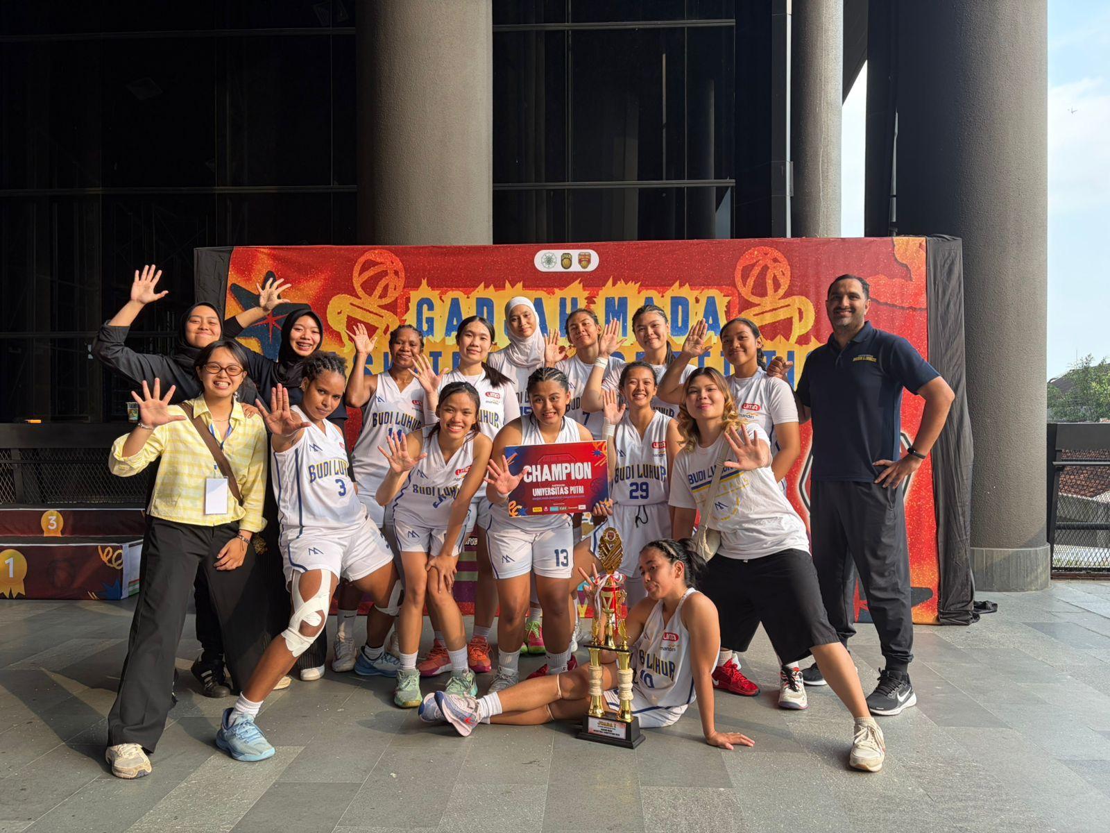 Tim-bola-basket-putri-Universitas-Budi-Luhur-berhasil-menjuarai-Gadjah-Mada-Basketball.jpg