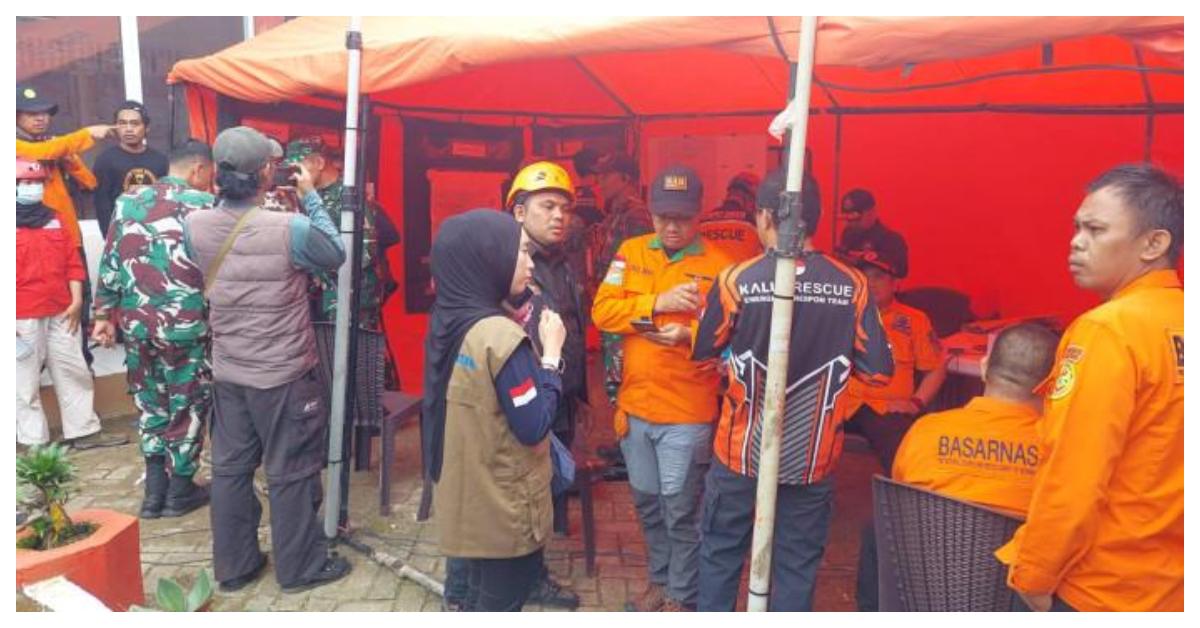 Tim-evakuasi-pesawat-jatuh-di-Sulsel1.jpg