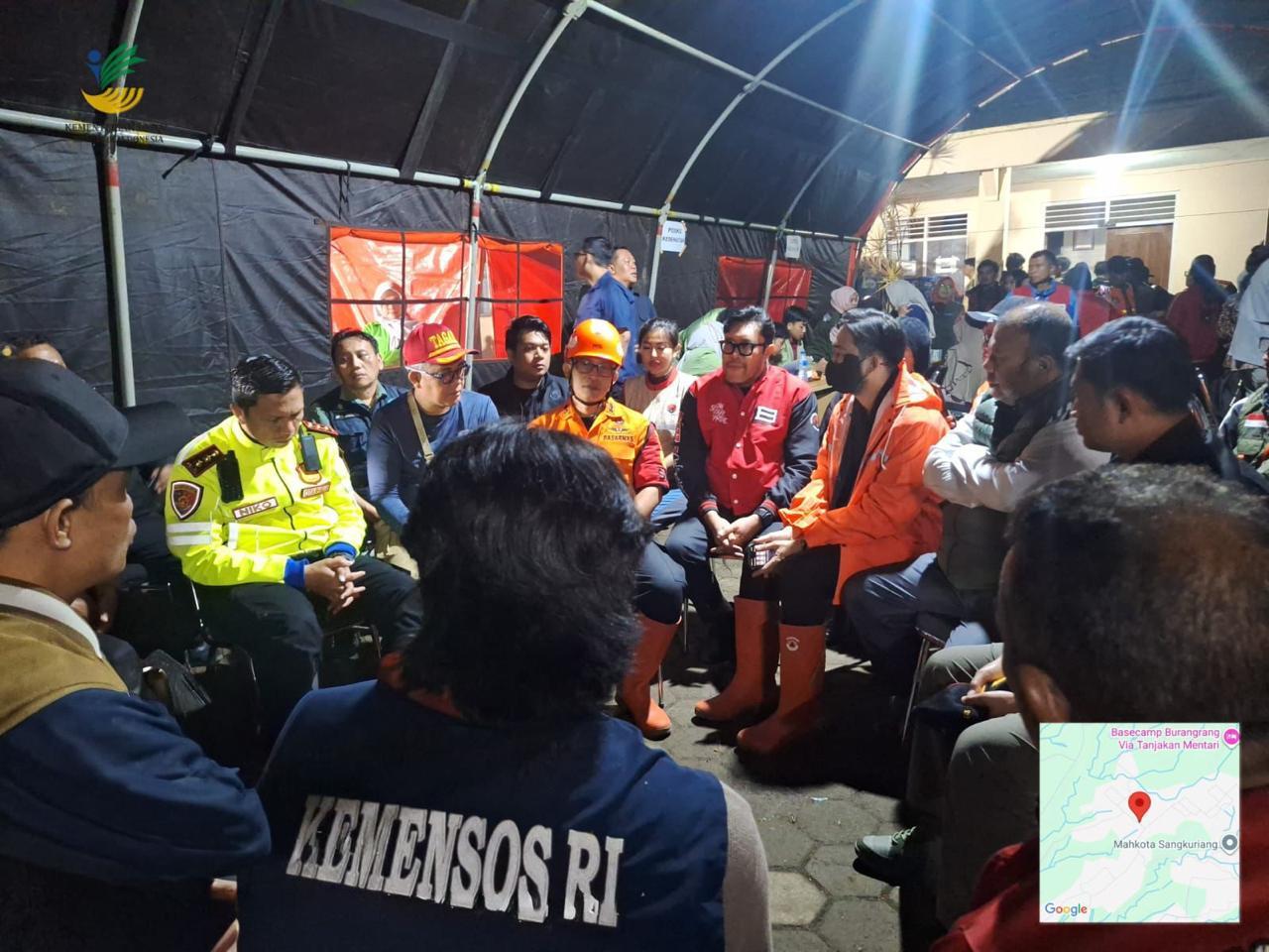 Tim-gabungan-fokus-cari-korban-longsor-cisarua.jpg