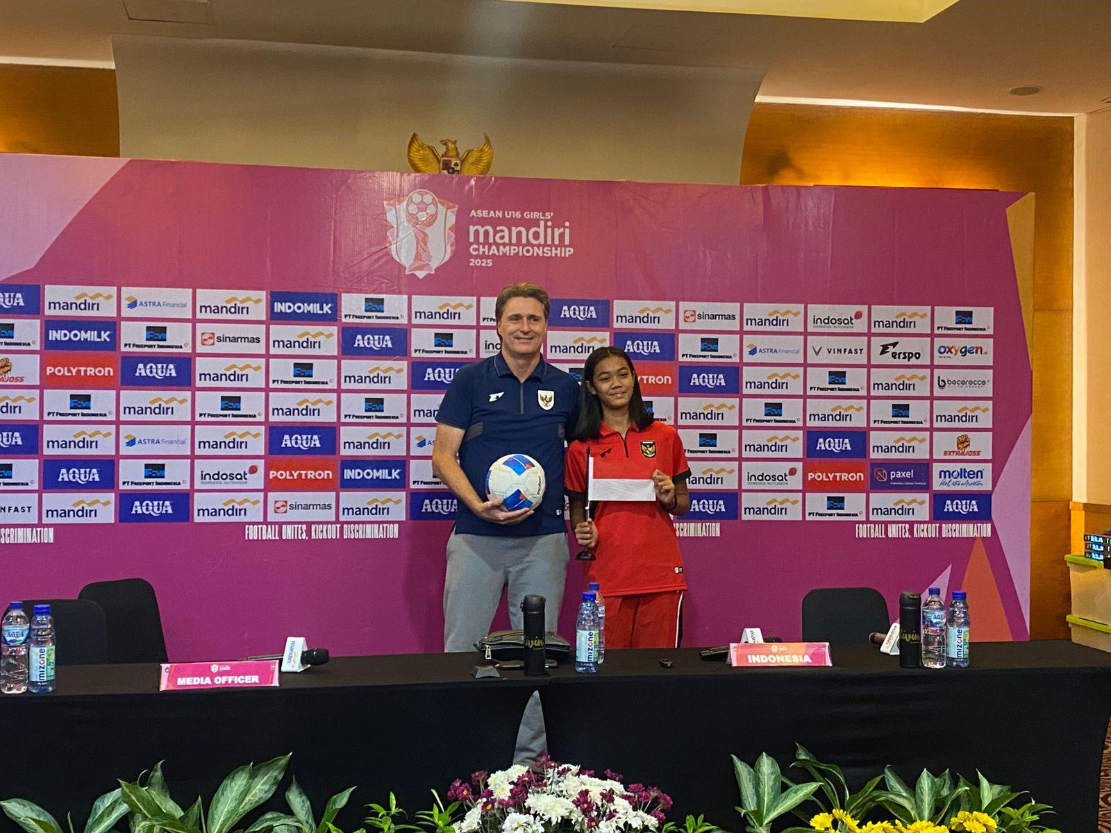 Timnas-Putri-Indonesia-U16-Timo-Scheunemann-Jazlyn-Kayla.jpg