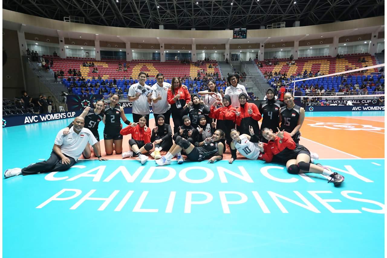FOTO BERSAMA - Skuad Timnas Voli Putri Indonesia foto bareng setelah mengalahkan Iran 3-1 pada laga pertama Pool B AVC Nations Cup 2026 for Women's di Candon City Arena, Ilicos Sur, Filipina, Sabtu (6/6) malam WIB.