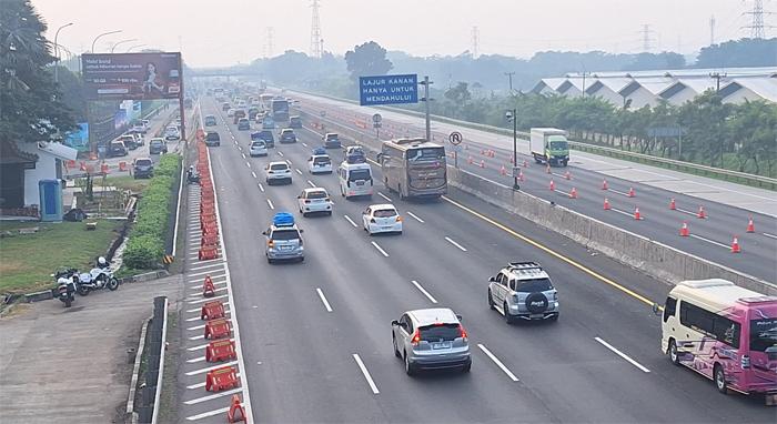 TOK JAPEK RAMAI LANCAR - Kondisi arus lalu lintas di Ruas Tol Jakarta-Cikampek KM 57 terpantau ramai lancar pada Kamis (19/3/2026) atau H-2 Idulfitri 1447 Hijriah.