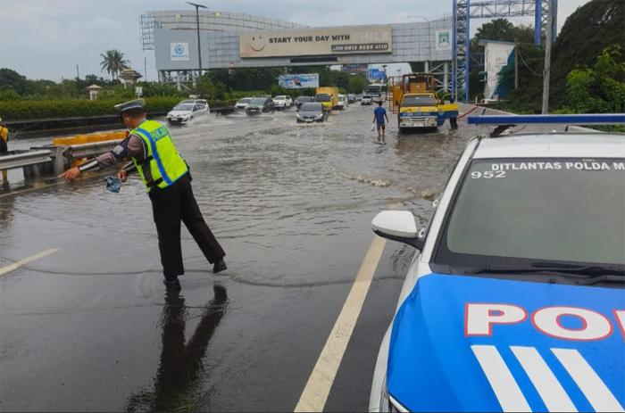 Tol-Sedyatmo-Arah-Bandara-Soetta-Tergenang-Banjir.jpg