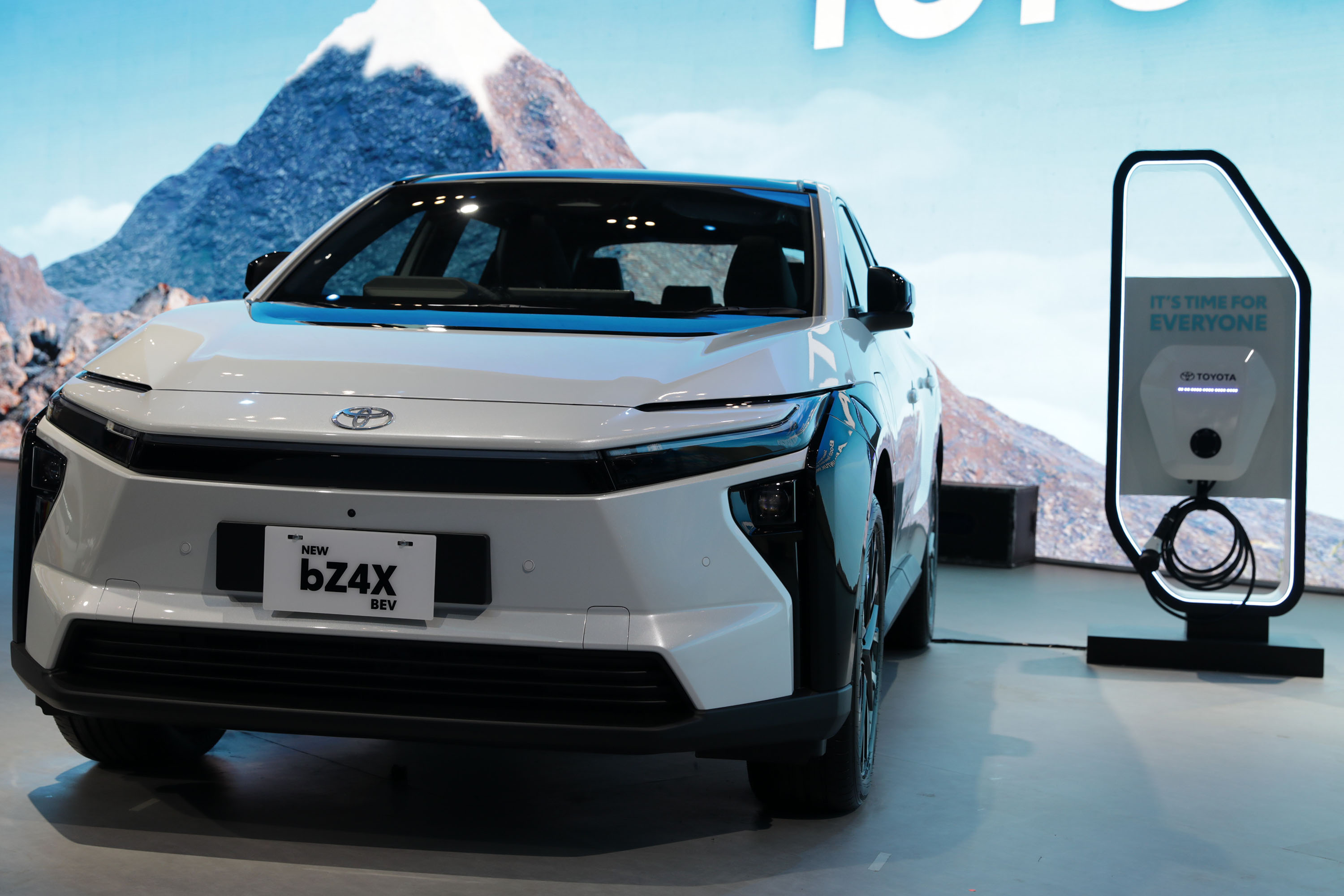 Toyota New bZ4X Produksi Lokal Resmi Diperkenalkan, Hadirkan Mobil Hybrid Lengkap