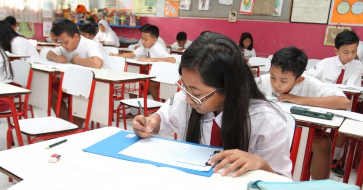 ILUSTRASI SISWA SD - Kepala Dinas Pendidikan dan Kebudayaan Kota Tangerang A Lutfi, meninjau pelaksanaan Ujian Nasional tingkat sekolah dasar di SD Negeri Tangerang 6 dan 15, Senin (16/5/2016).