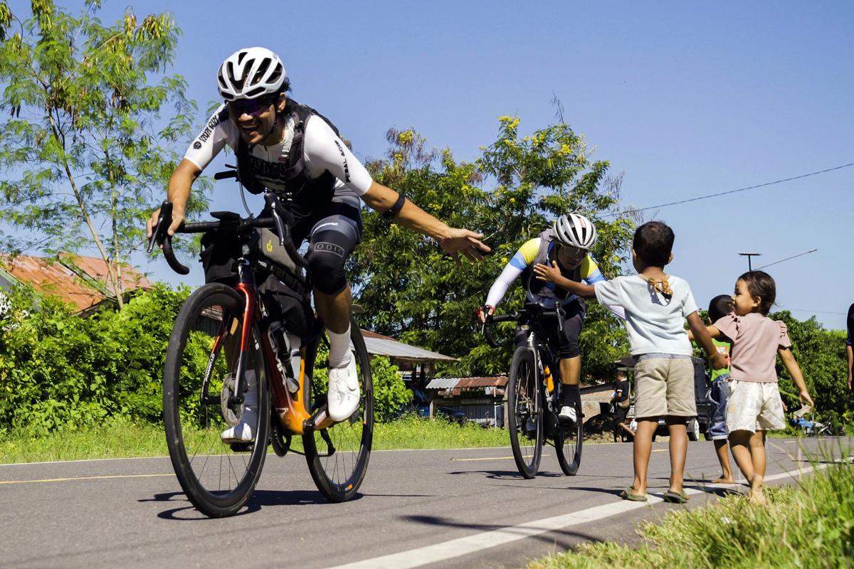 Ultra-cyclist-sejenak-terhibur-oleh-keramahan-anak-anak.jpg