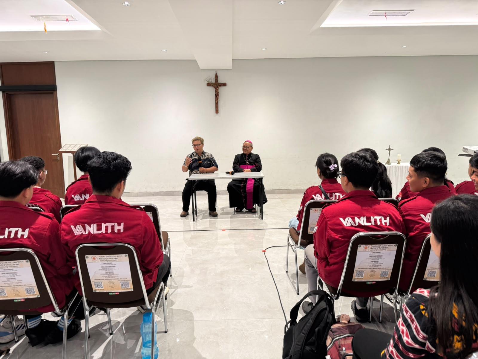 Uskup-Surabaya-Mgr-Agustinus-Tri-Budi-Utomo-bersama-siswa-Van-Lith.jpg