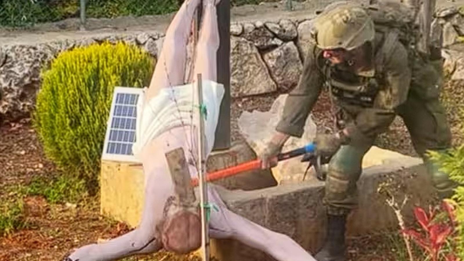 VANDALISME IDF ISRAEL - Foto viral aksi tentara IDF yang menghancurkan patung Yesus di Lebanon Selatan. Pada Senin (20/4/2026) PM israel Benjamin Netanyahu menyatakan dirinya merasa terkejut dan sedih setelah mengetahui seorang tentara Israel secara biadab merusak ikon keagamaan Katolik di Lebanon selatan.