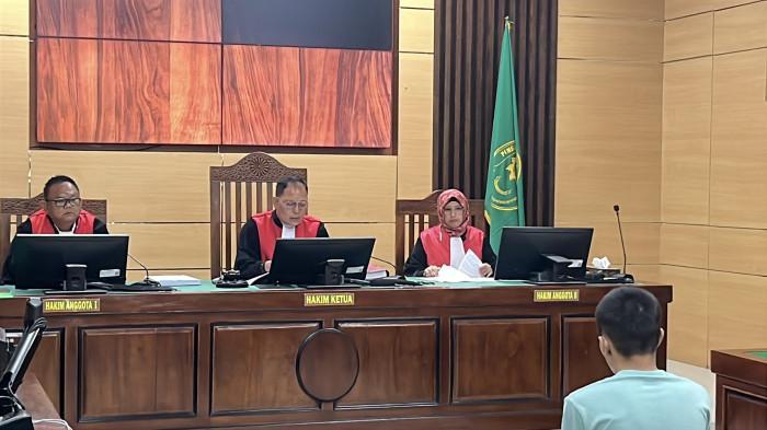 VONIS MATI- Terdakwa pembunuhan kasus gadis penjual gorengan, In Dragon saat mengikuti pembacaan putusan di ruang sidang Cakra, Pengadilan Negeri Pariaman, Provinsi Sumatera Barat, Selasa (5/8/2025). Putusan mejelis hakim terkait terdakwa pembunuhan kasus gadis penjual gorengan, In Dragon dijatuhi hukuman mati, Selasa (5/8/2025)