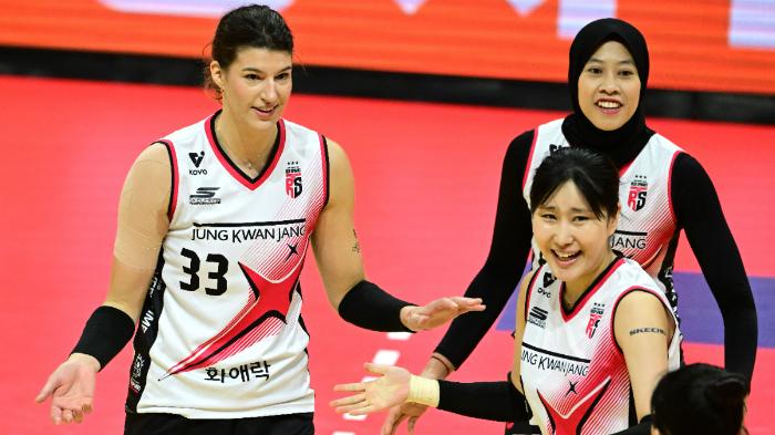 Vanja-Bukilic-kiri-Yeum-Hye-son-tengah-depan-dan-Megawati-Hangestri-kanan-belakang.jpg