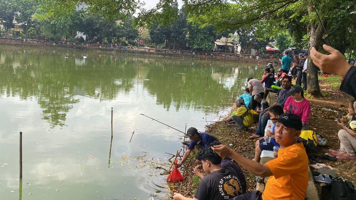 Warga Berbondong Mancing Usai Harry Kiss Tebar Ribuan Ikan di Danau Area Makam Vidi Aldiano