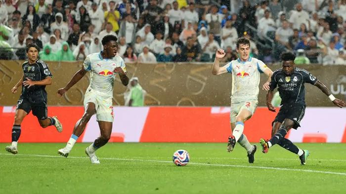 MENENDANG BOLA - Pemain Real Madrid, Vinicius (kanan) menendang bola saat melawan RB Salzburg dalam ajang Piala Dunia Antarklub 2025 di Lincoln Financial Field, Jumat (27/6/2025) pagi. Real Madrid menang dan berhasil memuncaki Grup H. (Foto diambil dari website FIFA Club World Cup 2025 pada Jumat, 27 Juni 2025).