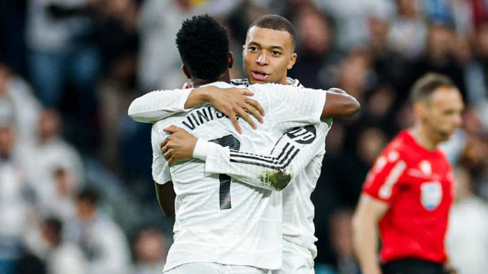 Vinicius-memeluk-Kylian-Mbappe-pada-laga-Real-Madrid-vs-Valencia.jpg