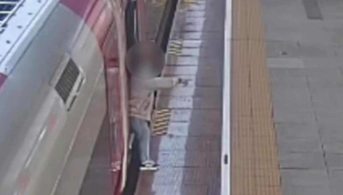 Viral-Penumpang-Nekat-Menahan-Pintu-Whoosh-Bikin-Terlambat-2-Menit-KCIC-Beri-Kecaman.jpg
