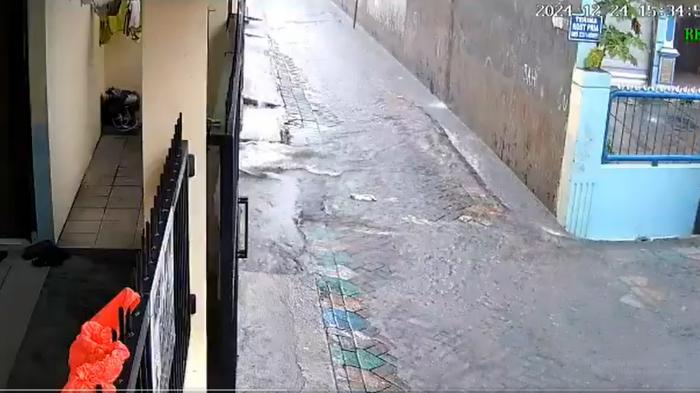 Viral-Video-Balita-Masuk-Selokan-di-Surabaya-saat-Hujan-hujanan-Berikut-Penjelasan-Polisi.jpg