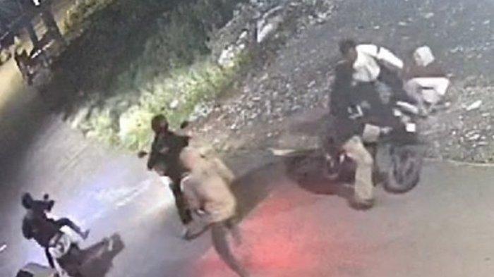 Viral-Video-Emak-emak-Dibegal-di-Bekasi-Korban-Diancam-Pakai-Senjata-Tajam-Pelaku-Masih-Remaja.jpg