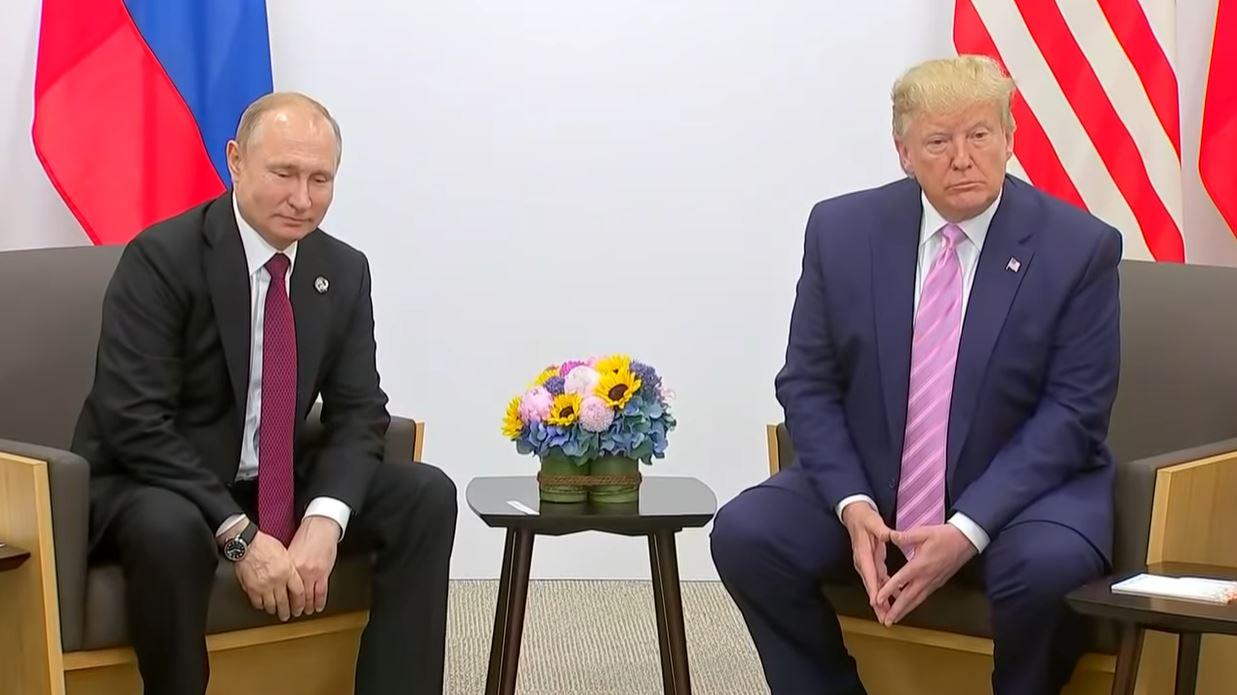 PUTIN DAN TRUMP - Tangkap layar YouTube Fox News memperlihatkan pertemuan antara Presiden Rusia Vladimir Putin dengan Presiden AS Donald Trump dalam KTT G20 di Osaka, Jepang pada 28 Juni 2019. Juru bicara Kremlin mengisyaratkan keinginan Putin untuk bertemu dengan Trump, tetapi apakah Trump berpikir yang sama?