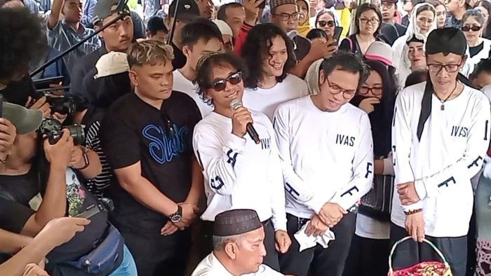 Vokalis-band-Slank-Kaka-di-pemakaman-Bunda-Iffet.jpg