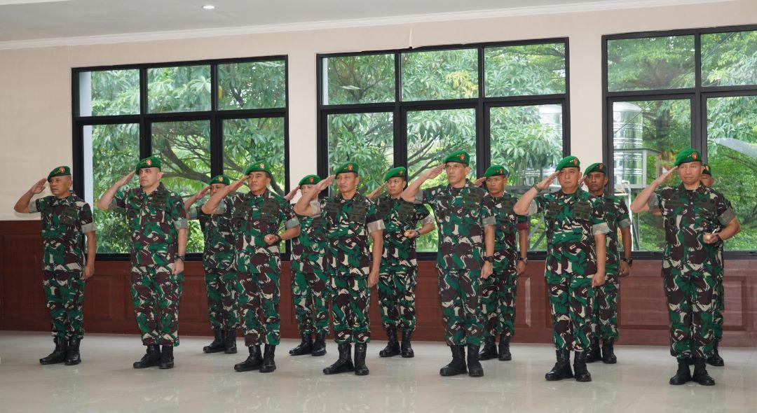 Wakasad-Letjen-TNI-Tandyo-Budi-R-memimpin-Kenaikan-Pangkat-13-Perwira-Tinggi-TNI-AD.jpg