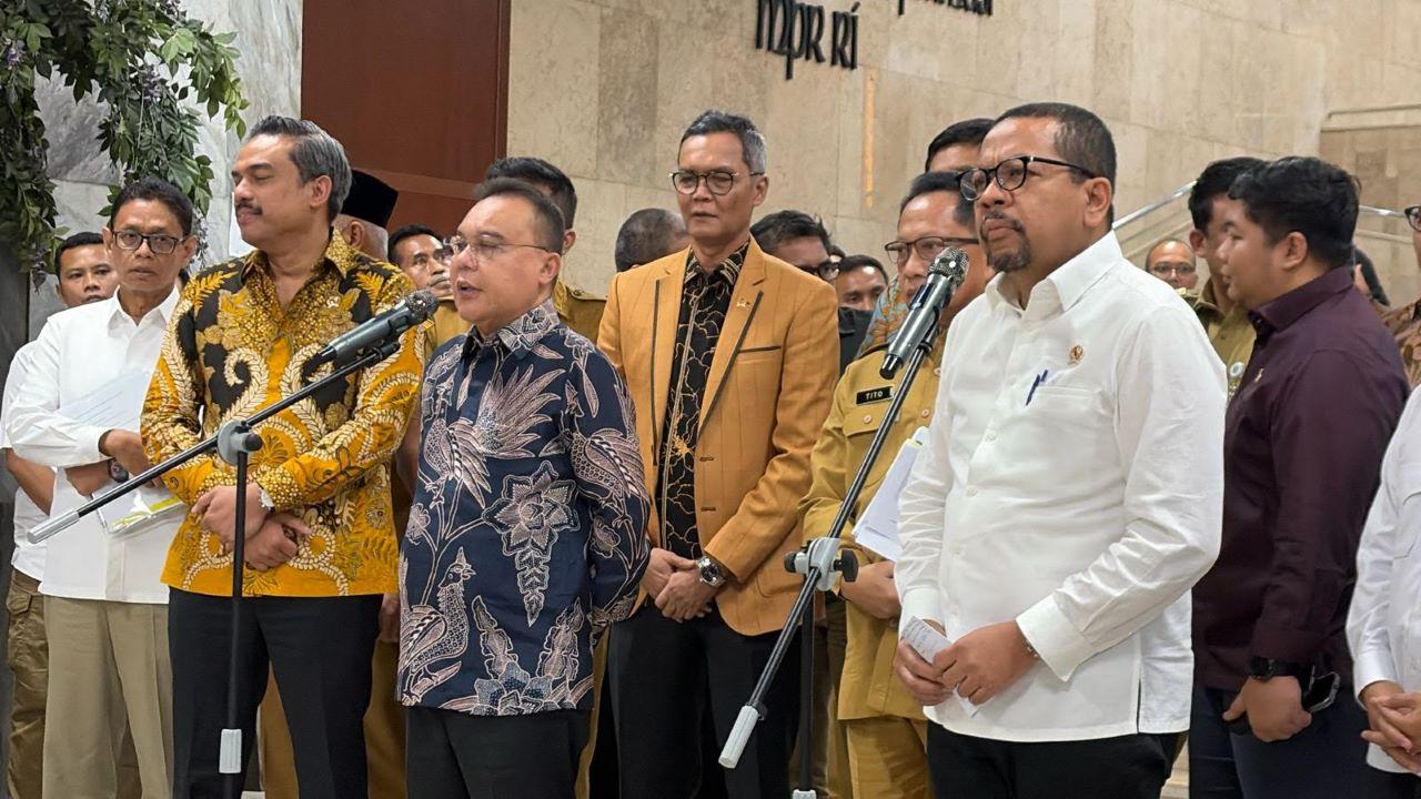 Wakil-Ketua-DPR-RI-Sufmi-Dasco-Ahmad-didampingi-menteri-beri-keterangan-pers.jpg