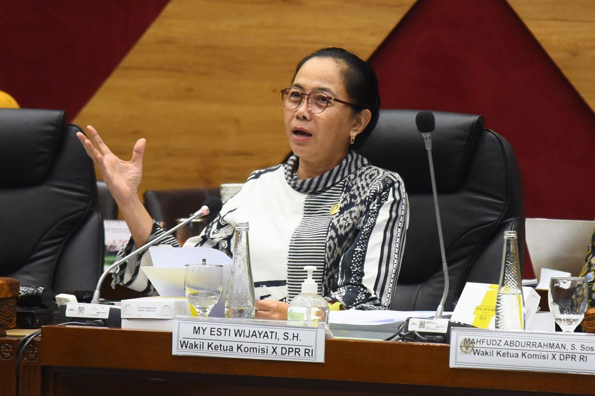 HARI KEBUDAYAAN NASIONAL - Wakil Ketua Komisi X DPR RI dari Fraksi PDIP, MY Esti Wijayati, dalam rapat kerja di Gedung DPR RI, Jakarta, belum lama ini. Esti mengkritisi penetapan Hari Kebudayaan Nasional (HKN) setiap 17 Oktober oleh Kementerian Kebudayaan yang bertepatan dengan hari lahir Presiden Prabowo Subianto.