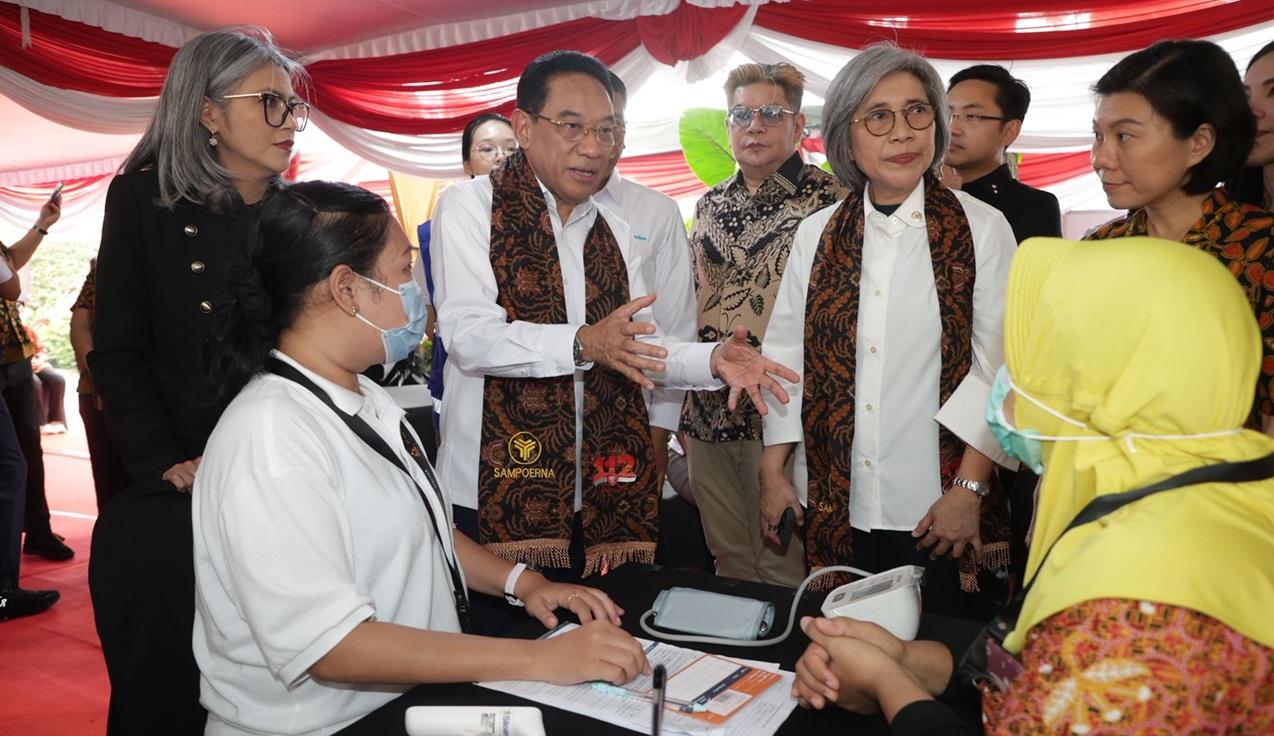 Wamenkes Tinjau Cek Kesehatan dan Vaksinasi Gratis untuk Karyawan Fasilitas Produksi SKT di Surabaya