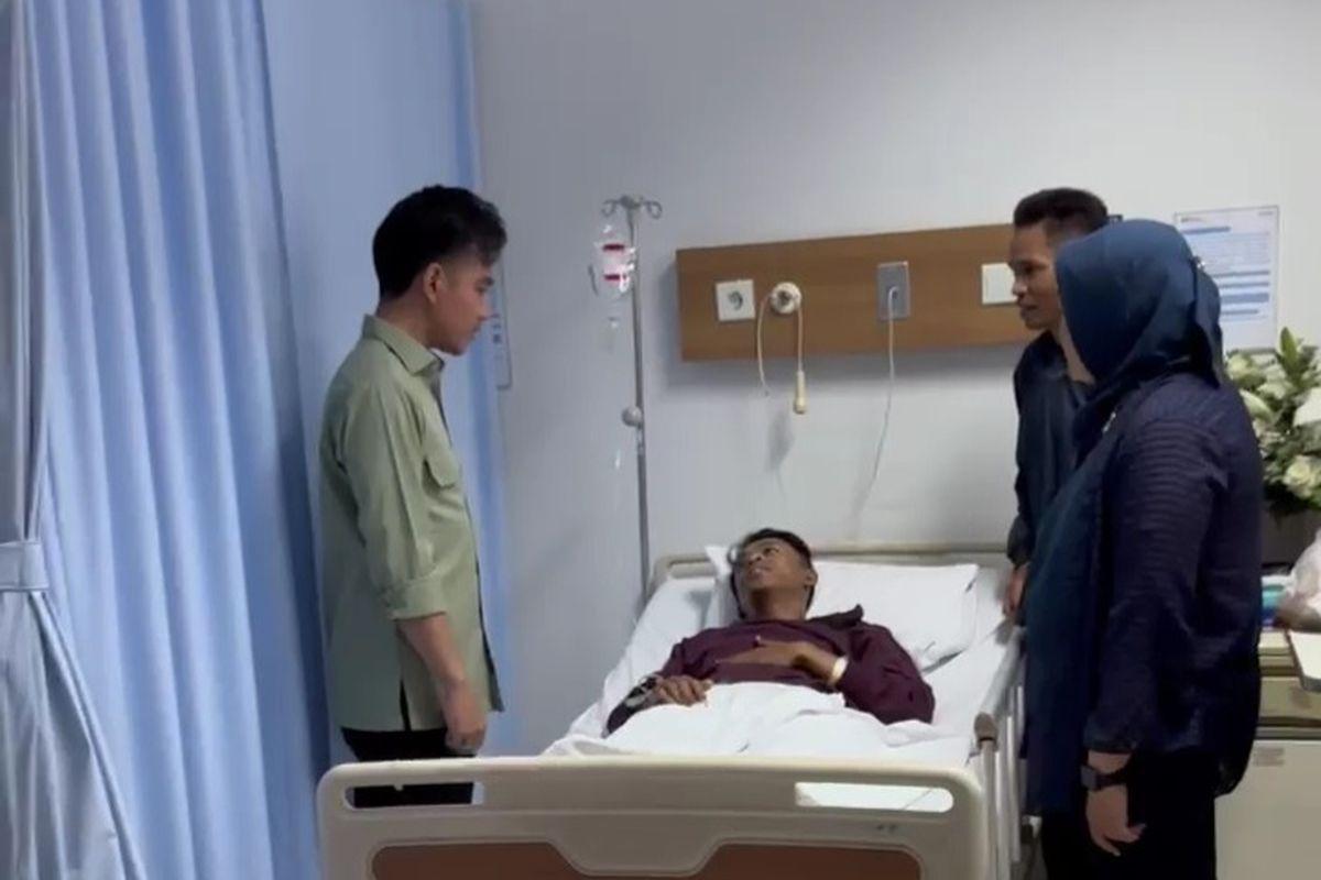 Gibran Jenguk Ojek Online Umar Amirudin yang Dirawat di RS Pelni