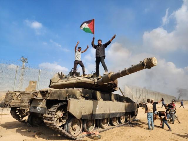 Warga-Palestina-menaiki-Tank-Merkava-Israel-dan-mengibarkan-bendera-Palestina.jpg