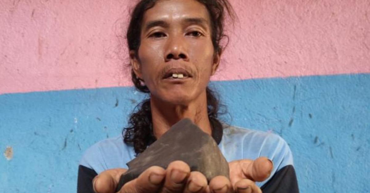 Kisah Warga Tegal Temukan Batu Hitam Diduga Meteor, Kades Akui Belum Ada Pemeriksaan: Masih Disimpan