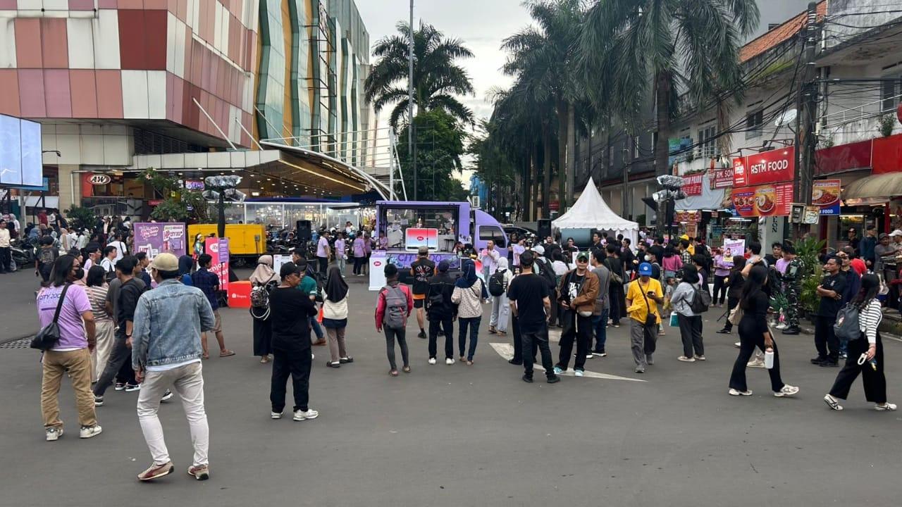 Warga-hiburan-di-kawasan-Blok-M-Hub-Jakarta-Selatan-jelang-berbuka-puasa-Ramadan.jpg
