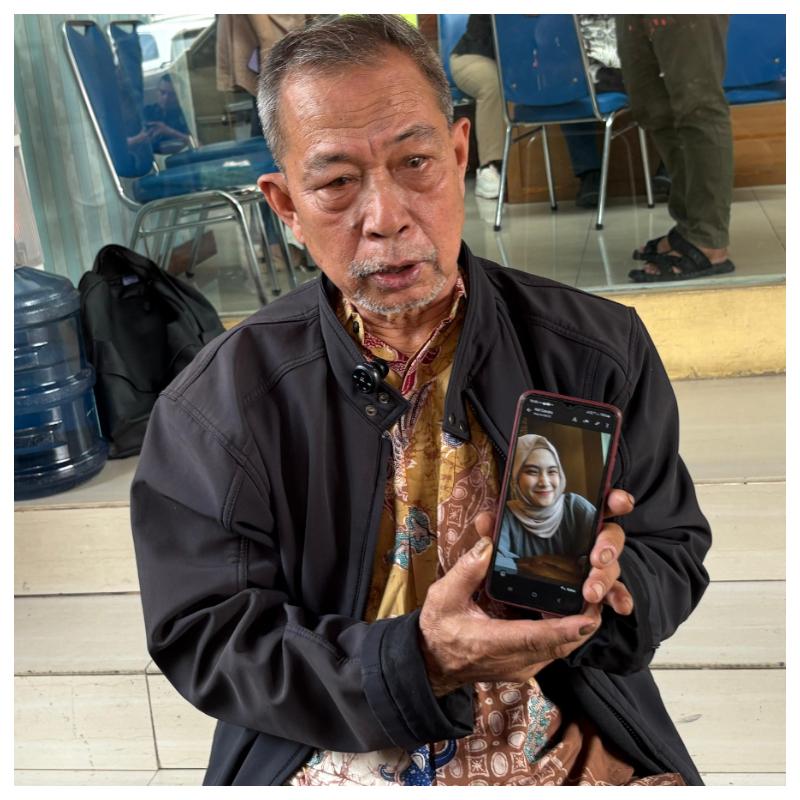 Menanti Kabar di RS Polri, Keluarga Korban Kecelakaan KA Bekasi Tunjukkan Foto Keponakan