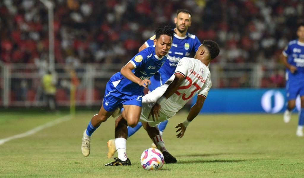 Winger-Persib-Bandung-Beckham-Putra-berusaha-melewati-full-back-Malut-United-Yance-Sayuri.jpg